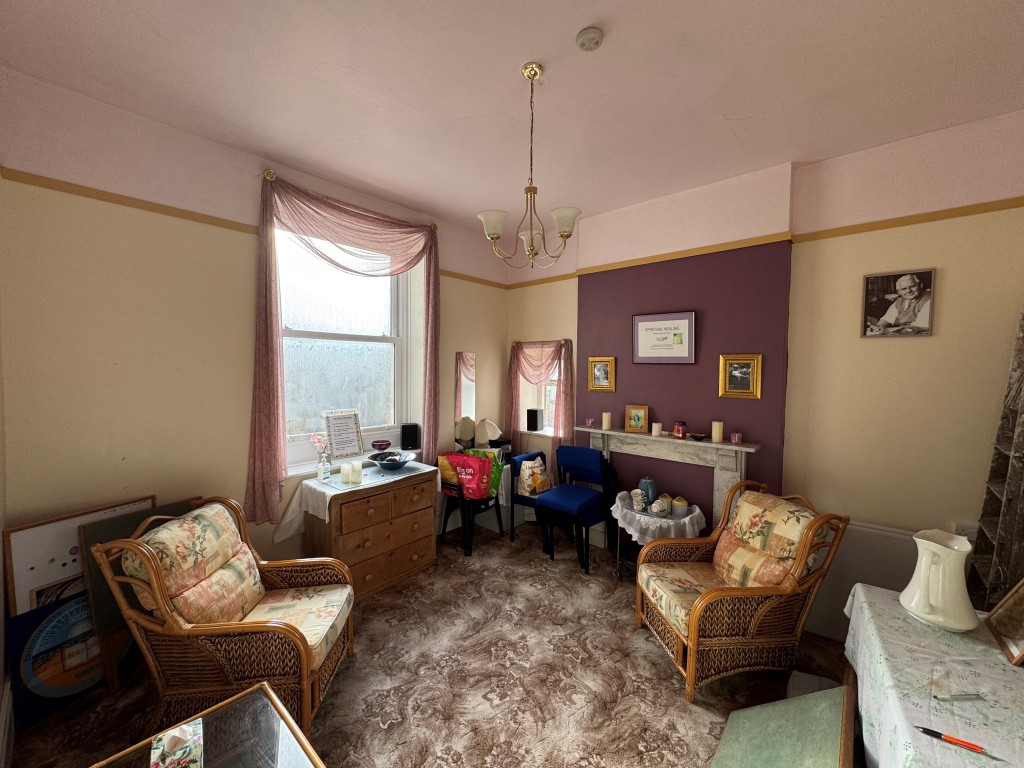 Lot: 87 - FREEHOLD TOWN CENTRE FORMER CHURCH OVER FOUR FLOORS WITH POTENTIAL - Lounge area